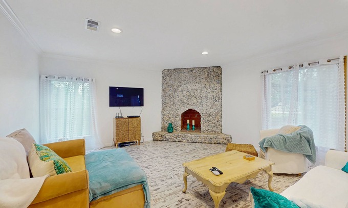 Port Bolivar Casa | Dog-Friendly home with spacious living and dining room, close to the beach