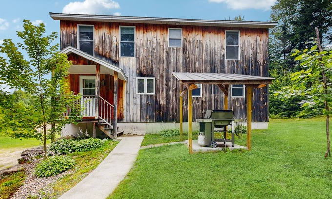 Jefferson Casa | Dog-friendly home with huge yard & fireplaces - near swimming hole, snowmobiling