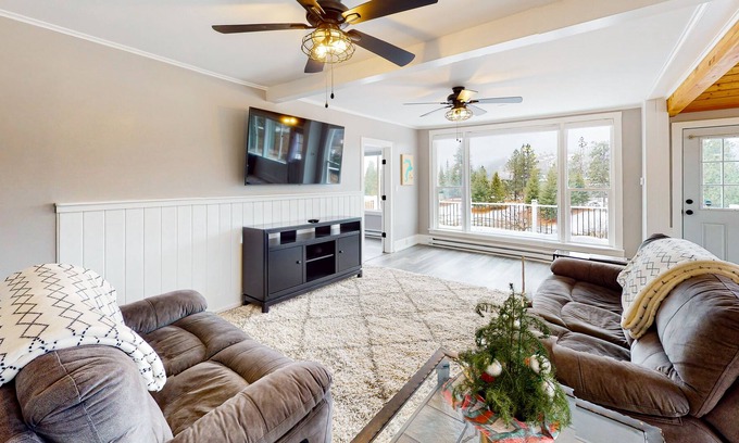 Hope Casa | Dog-friendly home with gorgeous mountain view, large deck/yard & woodstove