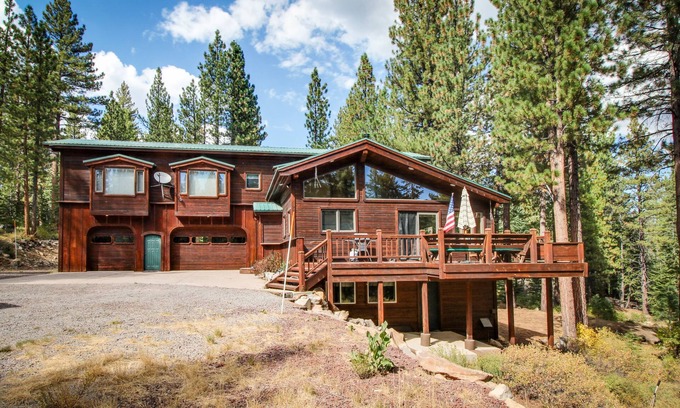 Truckee Casa | hogar agradable para perros con una sala de juegos privada y campo de disc golf de cinco hoyos!
