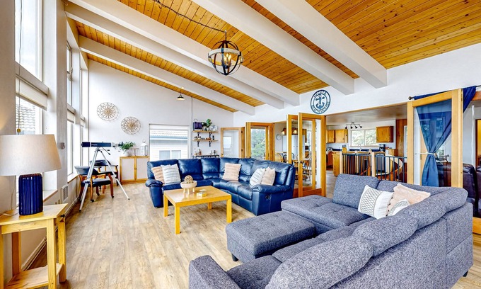 Florence Casa | Dog-friendly home with amazing ocean & sunset views - walk to Ocean Way Beach