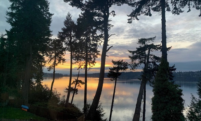 Freeland Casa | Dog-friendly home with stunning harbor and sunset views!