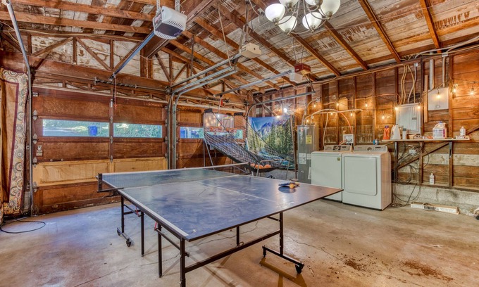 Cedar Hills Casa | Dog-Friendly homes with hot tub, game room, & washer/dryer
