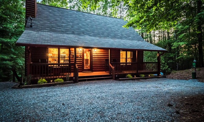 Walnut Mountain Cabina | Dog Friendly, Hot Tub, Secluded Log Cabin, Fireplace, Fire Pit, Game Rm, King Bd