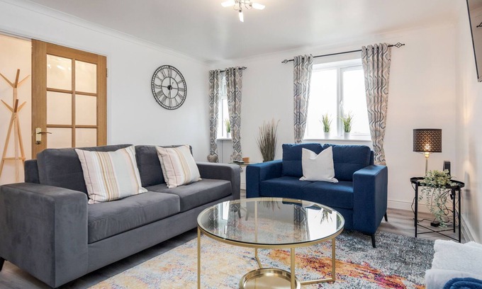 Maidenhead Casa | Dog Friendly House with Free Onsite Parking & Wifi