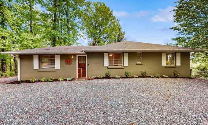Hiawassee Casa | Dog-friendly house with outdoor deck, gas fireplace and mountain views