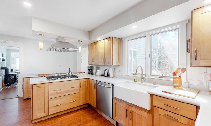 Port Clyde Casa | Dog-friendly house with Bay views, charming interior, & deck - snowbirds welcome