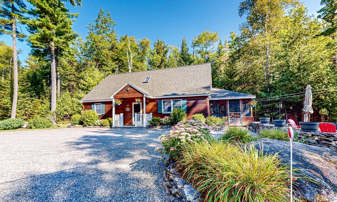 Bowerbank Casa | Dog-Friendly, lakefront gem with private dock, deck, horseshoe pit & firepit