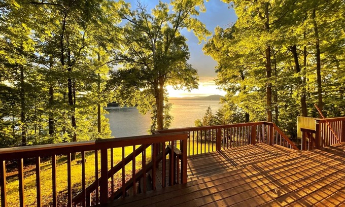 Jefferson City Casa | Dog Friendly Lakefront Cabin with Amazing Sunset Views & New Boat dock.