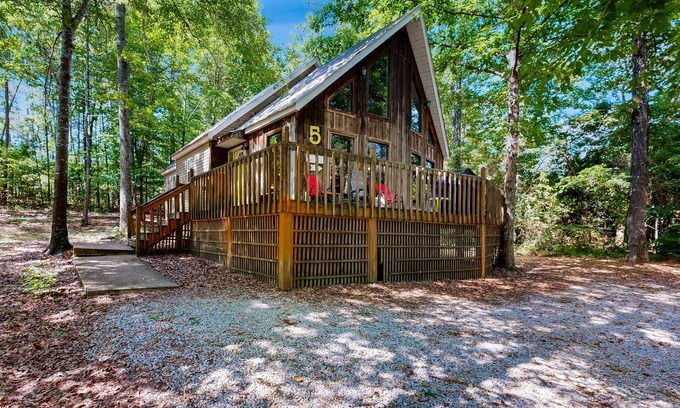 Iuka Cabina | Dog friendly lake cabin with wrap-around deck, and shady outdoor dining