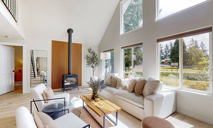 Bonney Lake Casa | Dog-friendly Lake Tapps home with private hot tub, patio & mountain view