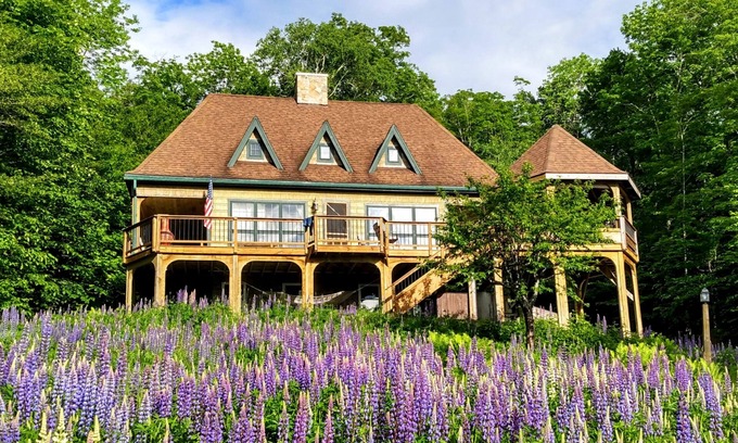 Greenville Chalet De Esquí | Dog-friendly, lake-view chalet with gazebo, wraparound deck, grill, & fireplace