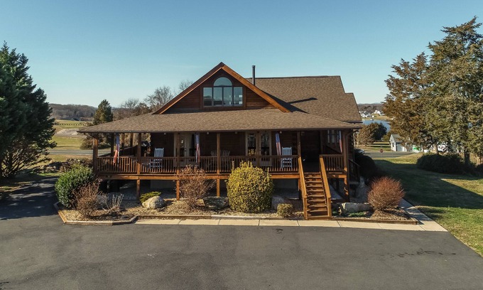 Livingston Casa | Se admiten perros, cabaña con vista al lago con cubiertas amuebladas, ping-pong y dardos.