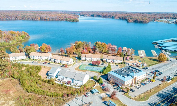 Mineral Casa | Dog-friendly lake-view townhome with firepit, grill, kayaks, tennis, AC, & W/D