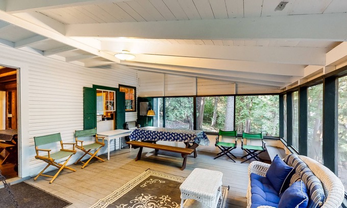 Charlotte Cabaña | Dog-Friendly Lakefront cabin w/Free WiFi, Patio, Deck, Dock, & Water Views