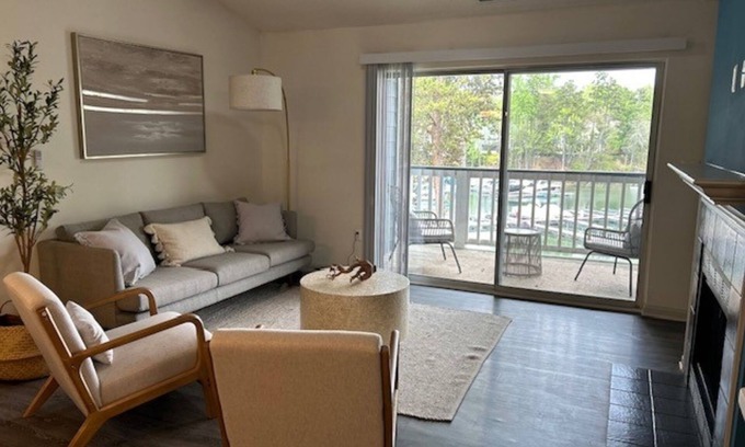 Cornelius Apartamento | Dog-Friendly lakefront apartment with shared pool and boat slip.