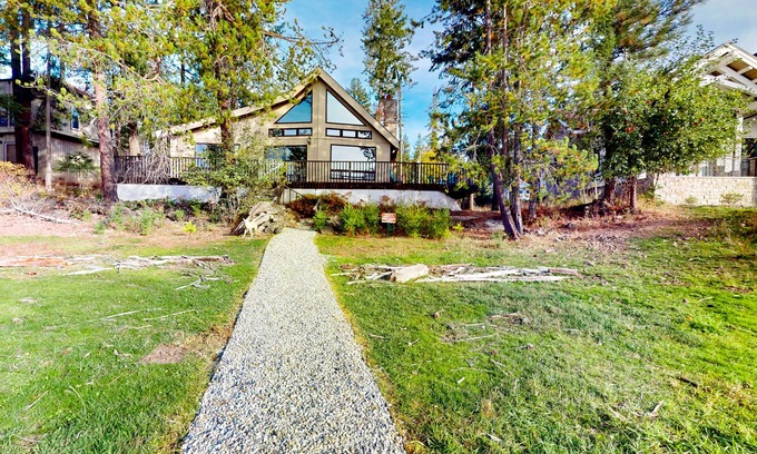 Coeur d'Alene Cabina | Dog-friendly lakefront cabin with fireplace, lake views, deck, woodstove, & W/D