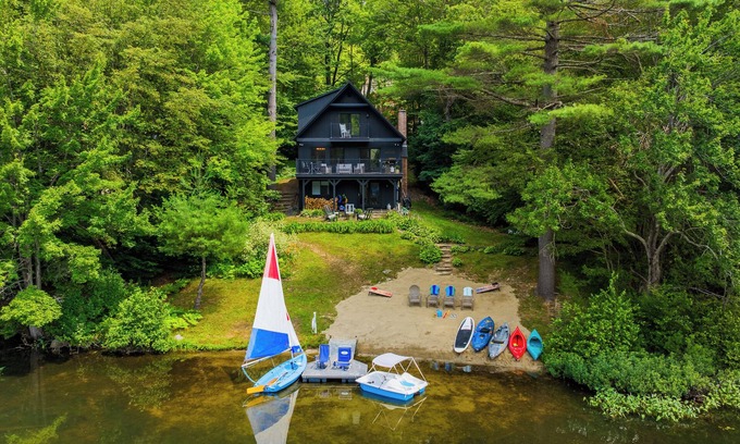 Newbury Cabina | Dog Friendly Lakefront Lodge with Private Beach