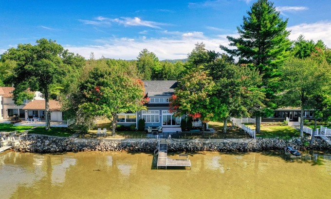 Center Ossipee Casa | Retiro frente al lago con magnífica vista al lago - ¡El perro de la familia es bienvenido!