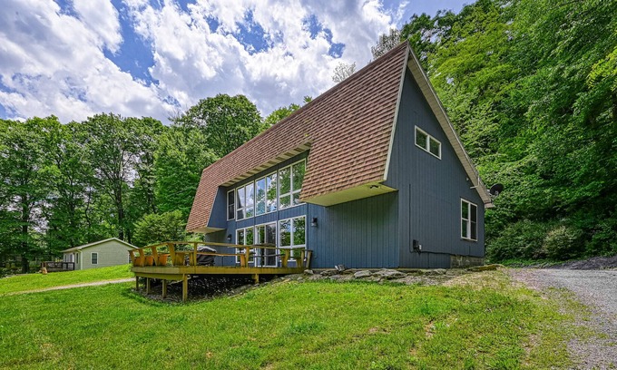 Mountainside Casa | Doghouse amigable lakehouse w / boat slip, amplia terraza, y vistas parciales del agua