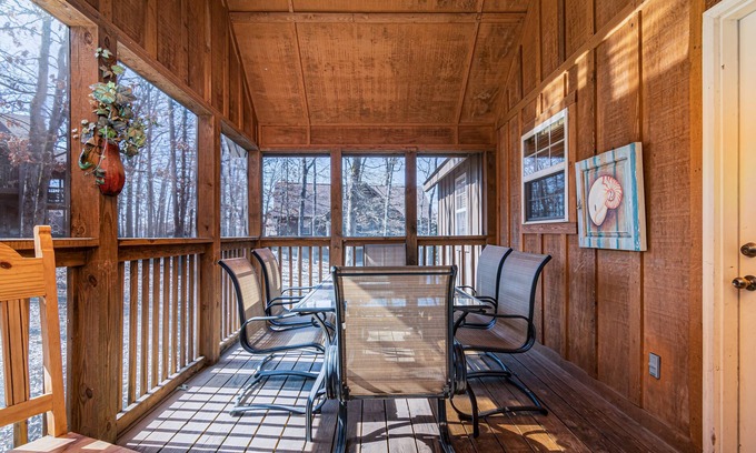 Reeds Spring Cabina | Labor Day Open, Dog-Friendly Lodge, Open Floorplan, Mins to Silver Dollar City, Golf, Pools