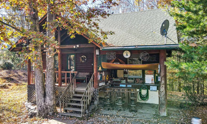 Cresco Cabina | Dog-friendly log cabin with great outdoor bar, firepit, fireplace & porches