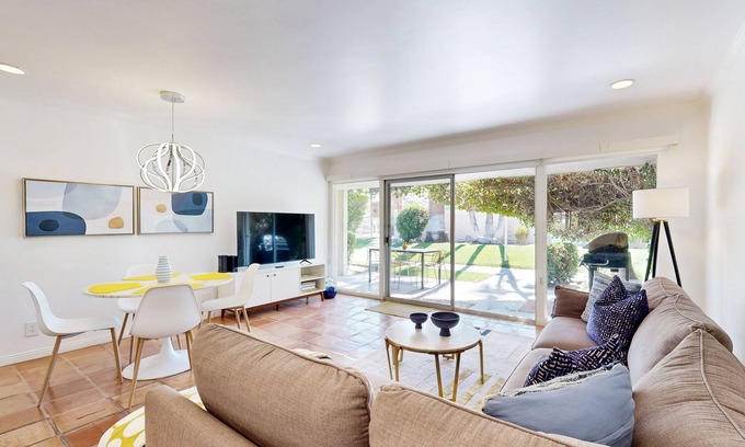 Araby Commons Apartamento | Dog Friendly Mid-Century Villa at The Coco Cabana with Pool, Spa & Tennis Courts