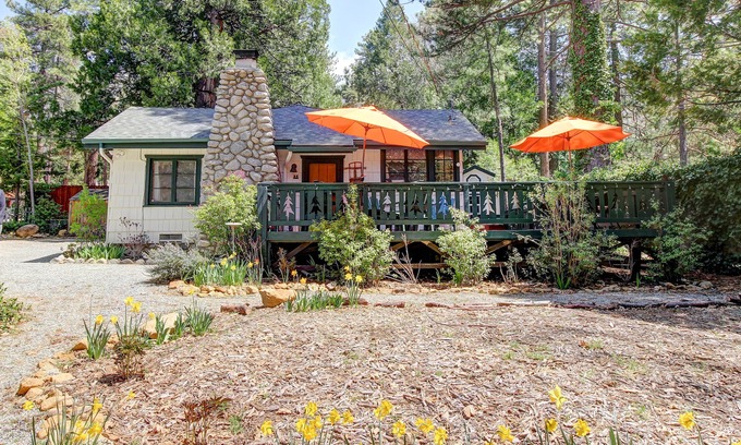 Idyllwild Casa | Retiro de montaña amigable para perros con cubierta bien equipada y jacuzzi privado