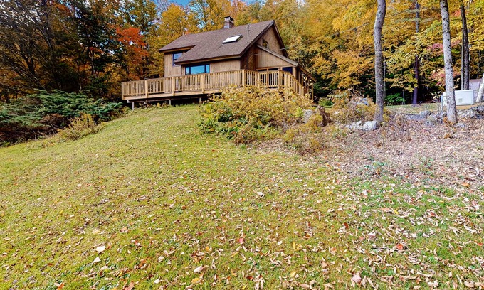 Sandgate Casa | Dog-friendly, mountain-view getaway with a woodstove, firepit & washer/dryer
