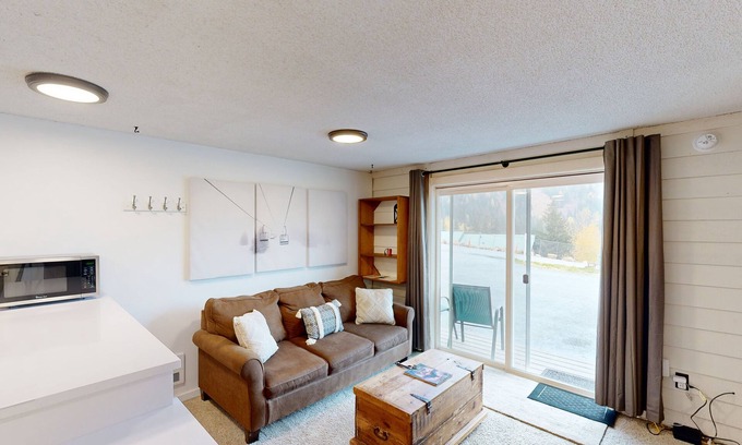 Sandpoint Casa | Dog-friendly mountain condo with fireplace & on-site sauna - walk to ski slopes
