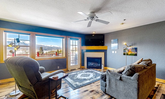 Dillon Condominio | Dog-friendly mtn-view condo with balcony, tennis, fireplace, W/D