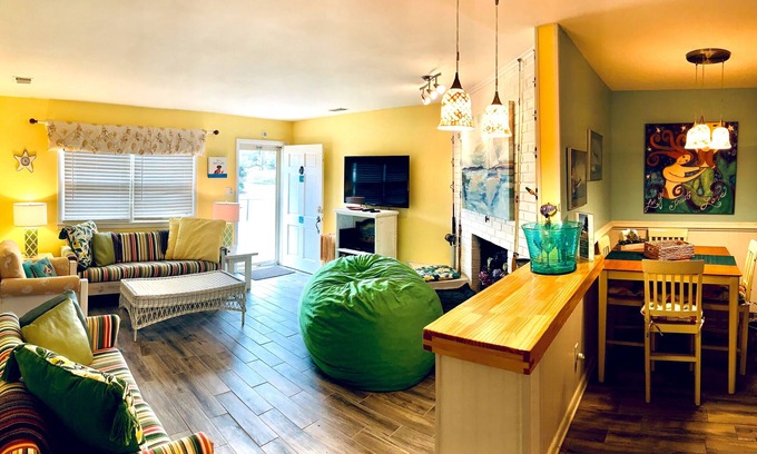 Northeast Virginia Beach Condominio | North End Cottage que admite perros - Oceanside of Atlantic - ¡270 pasos a la playa!