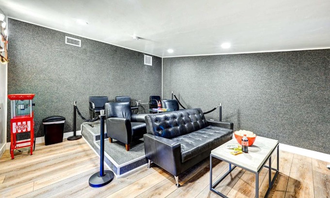 Oakhurst Casa | Dog-Friendly Oakhurst Home Walk to Downtown!