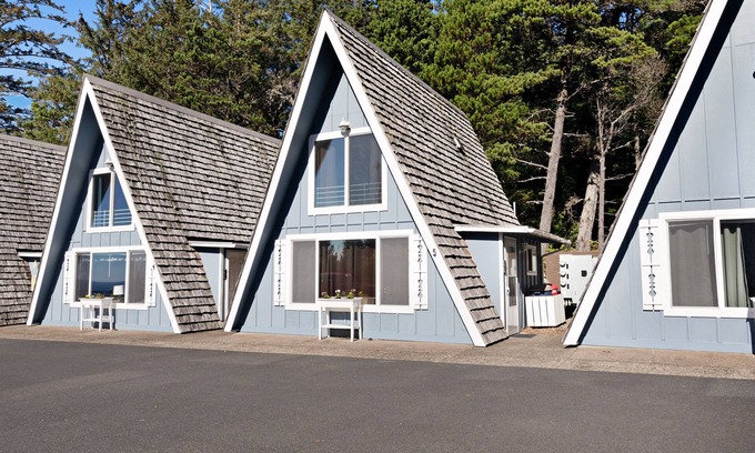 Otter Rock Chalet De Esquí | chalet frente al mar w / vistas del Pacífico, gran ubicación - los perros son bienvenidos!