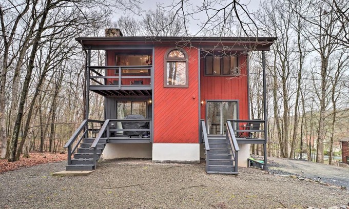 East Stroudsburg Casa | Dog-Friendly Poconos Escape with Hot Tub and Game Room