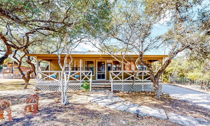 Dripping Springs Cabaña | Propiedad para perros con piscina compartida, bañeras de hidromasaje y cocina al aire libre.