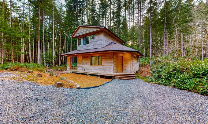 Langley Casa | Dog-friendly quiet woodland cabin with a porch, near downtown Langley