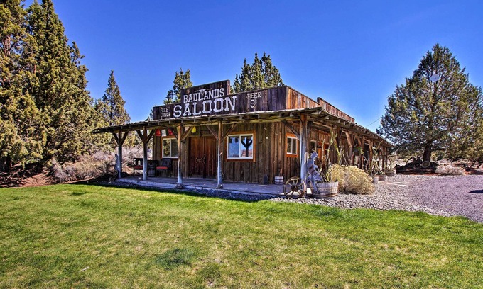 Alfalfa Cabaña | NUEVO-Rústico Ranch Cottage w / Trails, 30 minutos para doblar