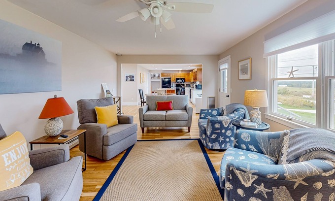 South Thomaston Casa | Dog-friendly river view home with gas grill, patio, TV, washer/dryer, & kitchen
