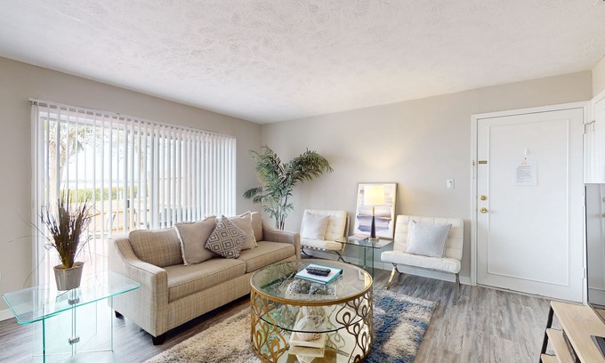 River Pointe Apartamento | Dog-Friendly Riverfront Condo w/ a Shared Pool, Sports Courts, Gym, & Fast WiFi