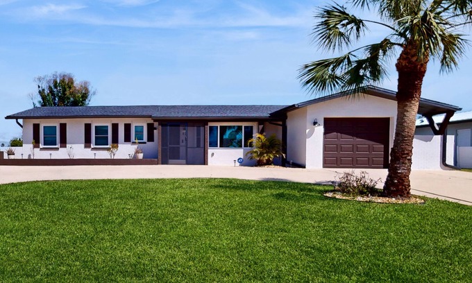 Oakland Hills Casa | Dog friendly Rotonda West Retreat with saltwater pool and golf cart