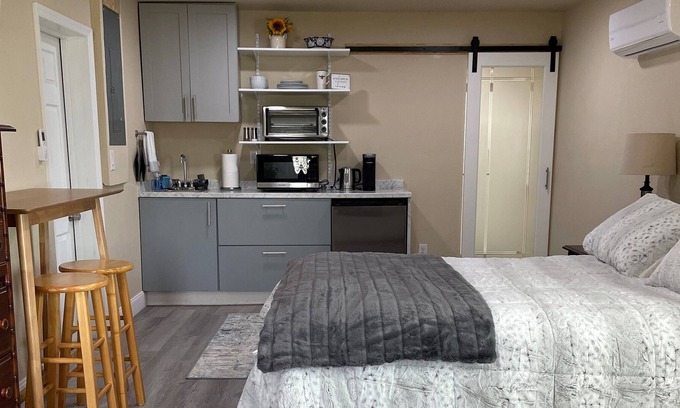 Polk City Apartamento | Dog Friendly, rural, newly renovated studio apartment set on 5 acres!