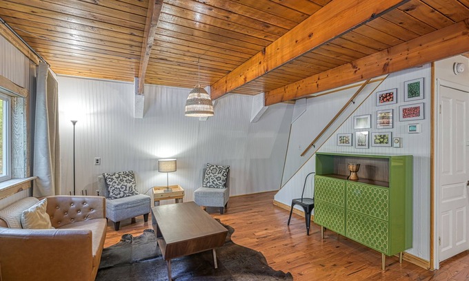 Crellin Cabina | Dog-friendly secluded cabin with hot tub, firepit, lawn games, & great deck