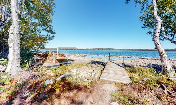 Greenville Casa | Cabaña de troncos aislada frente al lago que admite perros, con ambiente rústico, WiFi gratis