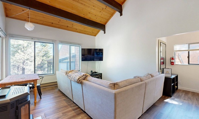 Truckee Condominio | Dog-friendly snowbird escape with pool, hot tub & sauna access, & woodstove
