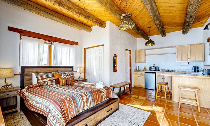 Arroyo Seco Apartamento | Dog-friendly studio with mountain/beautiful sunset views and AC