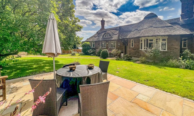 Hoveton Cabaña | Dog friendly Thatched Cottage