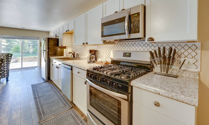 Twin Lake Casa | Dog-Friendly Twin Lake Rental 1 Mi to Lake Access