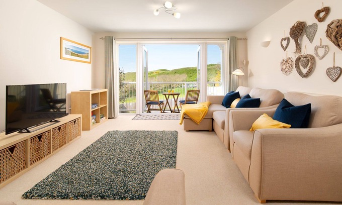 Mortehoe Apartamento | Dog friendly, two bedroom holiday apartment with balcony in Mortehoe, North Devon.