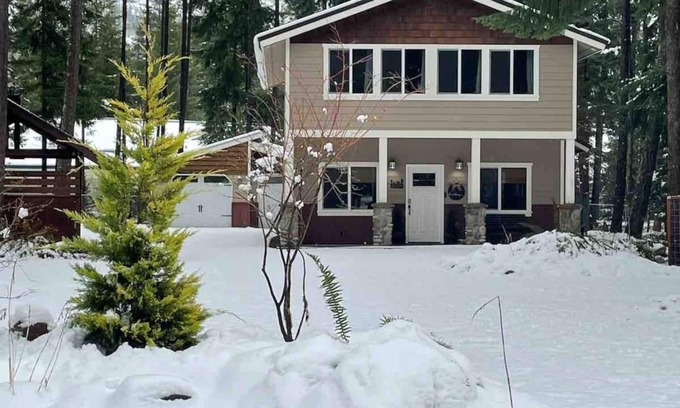 Easton Casa | Dog friendly, updated cabin- hot tub & fenced yard, 5 min to Lake Easton/Kachess
